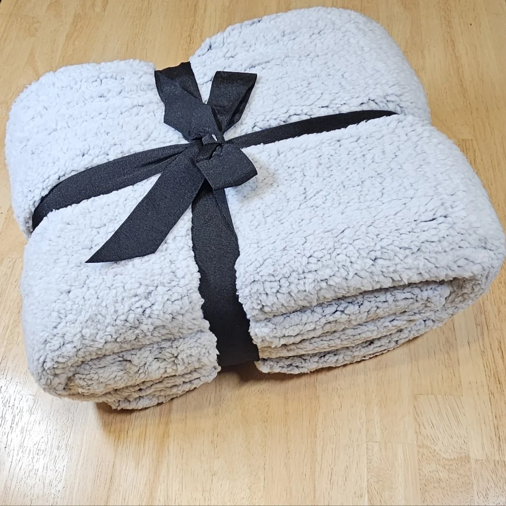 Sherpa Throw Blanket - Picture 6 of 7